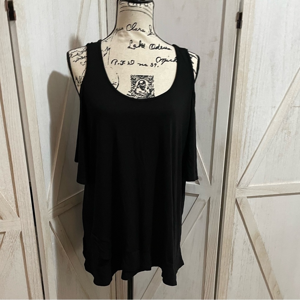Torrid cold shoulder top with flip hem detail EUC size 1X